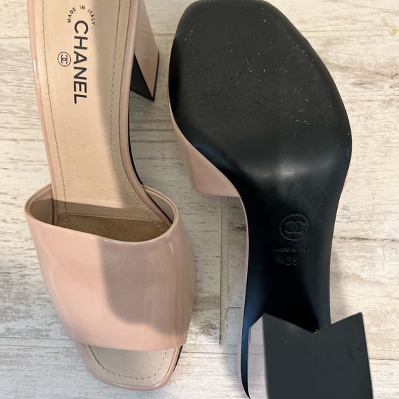 Chanel Mules | Chanel Cruise 2022 patent leather nude size 38 - Picture 11 of 16